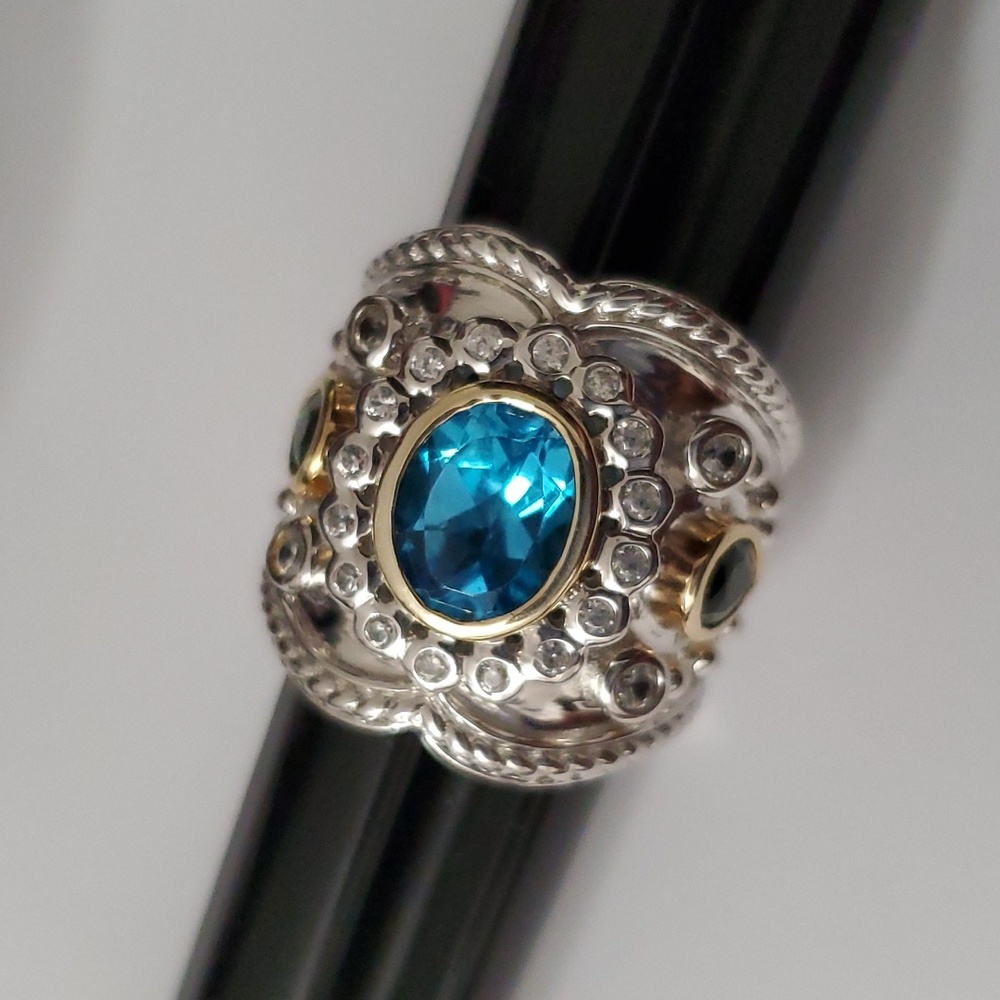 Watch Video / Sterling Silver 925 Topaz and Emerald Ring